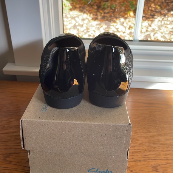 Women’s Clark Flat Size 9.5 Black with patent leather toe and heel. - Picture 6 of 9